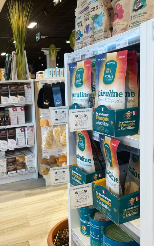 Les présentoirs en carton peuvent accueillir un QR code personnalisable Les présentoirs en carton peuvent accueillir un QR code personnalisable