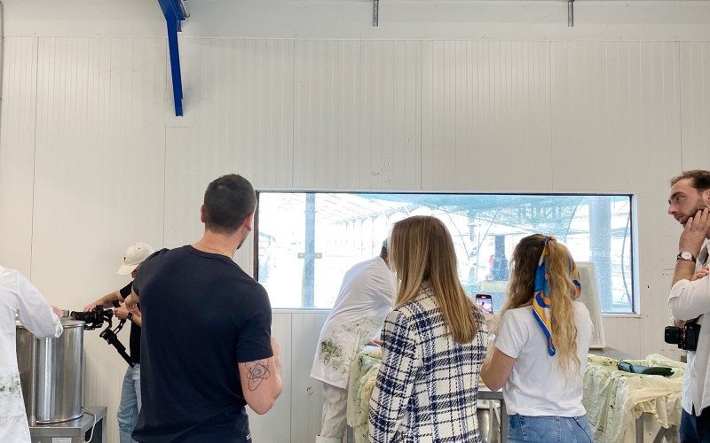 Visite de Nutri&Co, ceux-ci en profitent pour faire une communication pédagogique sur la spiruline et sa culture Visite de Nutri&Co, ceux-ci en profitent pour faire une communication pédagogique sur la spiruline et sa culture