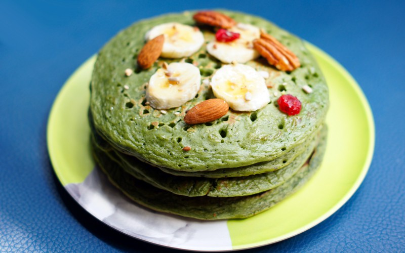 Pancake à la spiruline (en poudre), banane et fruits secs