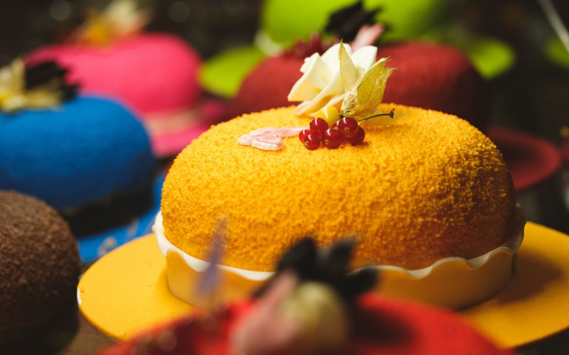 Pâtisserie très colorée, exemple pour un repas de Noël (crédit photo engin akyurt sur Unsplash)