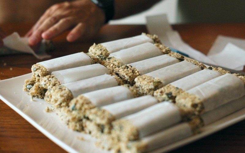 Réutiliser le papier sulfurisé de cuisson pour emballer vos barres de céréales Réutiliser le papier sulfurisé de cuisson pour emballer vos barres de céréales