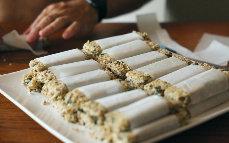 Réutiliser le papier sulfurisé de cuisson pour emballer vos barres de céréales