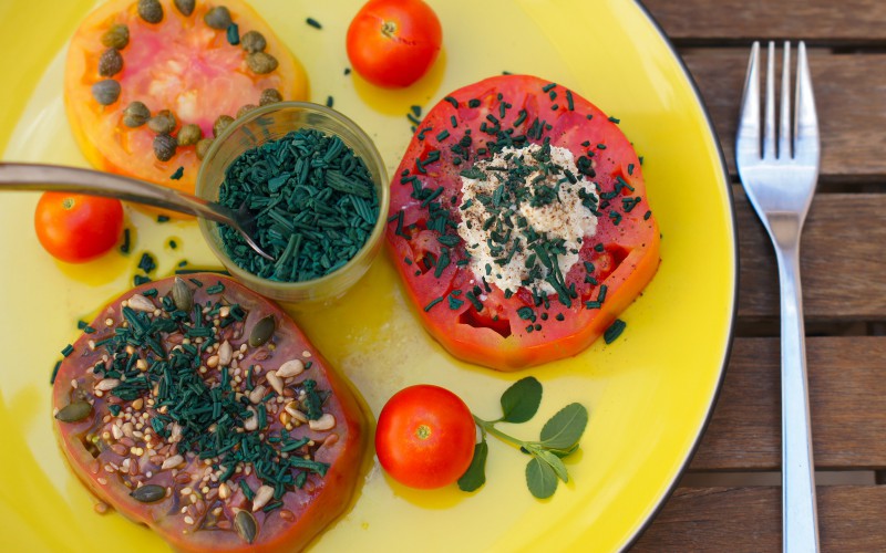 Salade de tomates et spiruline, ricotta, capers et graines de tournesol