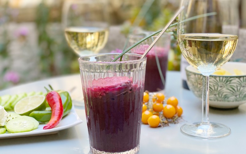 Velouté glacé de betterave à la spiruline, en terrasse entre amoureux