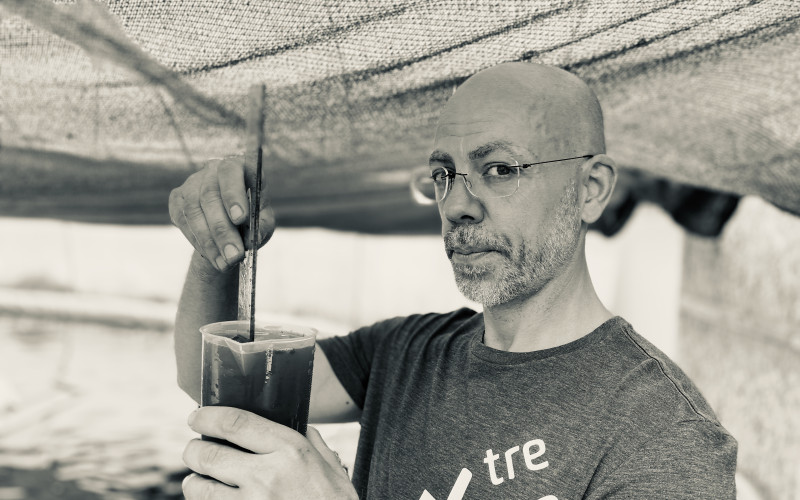 Yann responsable de la culture de spiruline à la ferme des Lonnes (Châteaurenard) (crédit photo @JL K.)