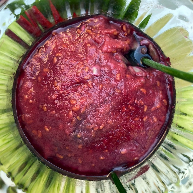 Velouté glacé à la spiruline, couche de framboise sur le dessus Velouté glacé à la spiruline, couche de framboise sur le dessus
